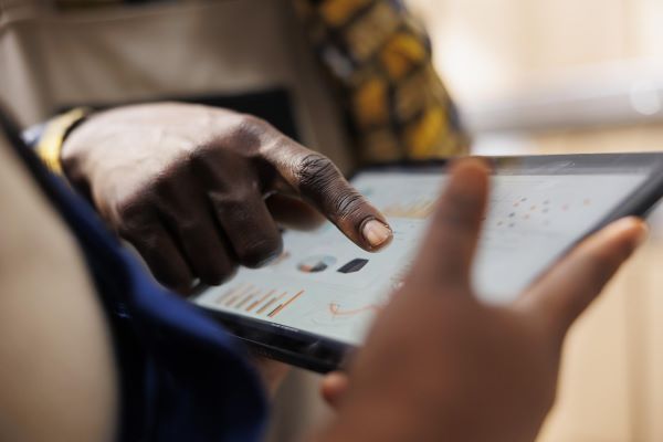 Étude de marché 2.0 : Comment utiliser les réseaux sociaux pour valider ton business (sans dépenser 